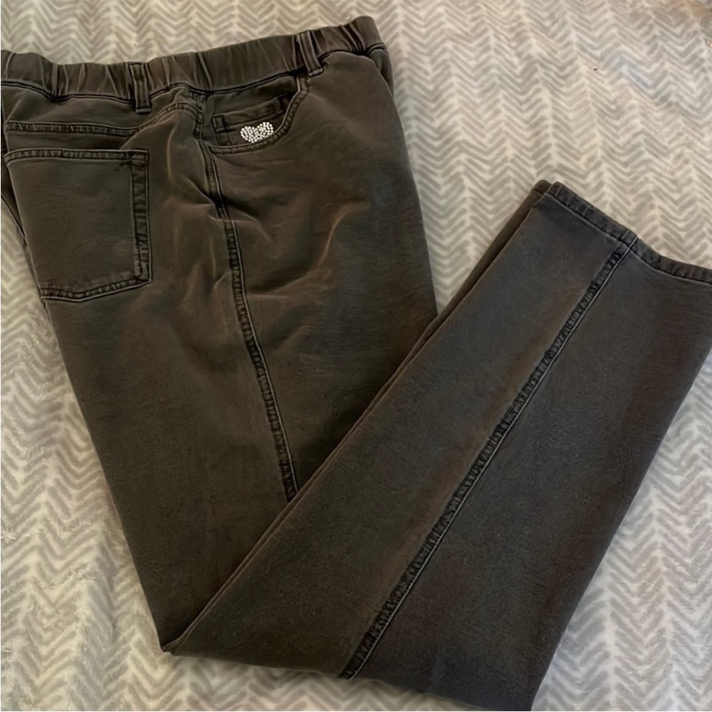 Dream Jeanne's by Quaker Factory. Size medium, grey. Pull-on Elastic Waistband